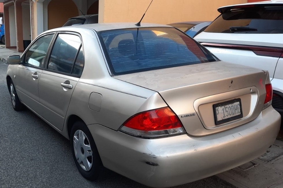 Mitsubishi Lateral trasero